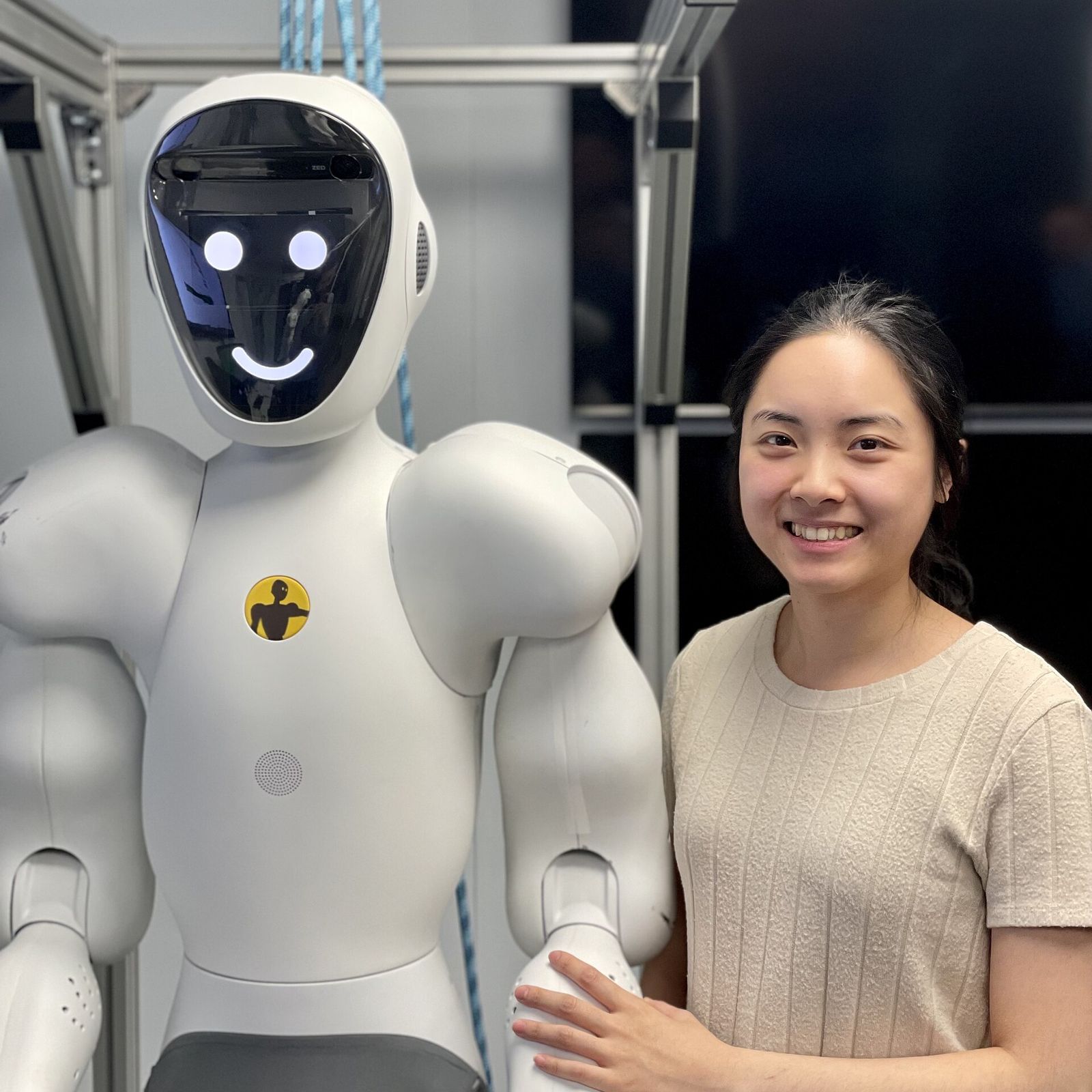 Un ingénieur aux côtés d'un robot humanoïde collaboratif construit par Halodi Robotics