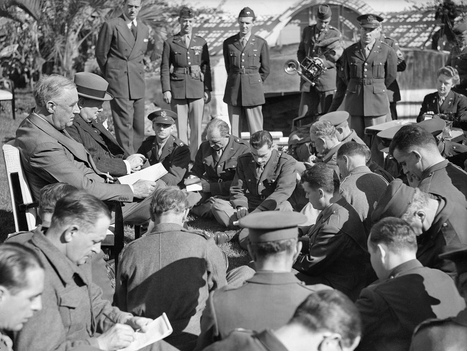 Le président Franklin D. Roosevelt et le premier ministre Winston Churchill, côte à côte à la conférence alliée de Casablanca, janvier 1943