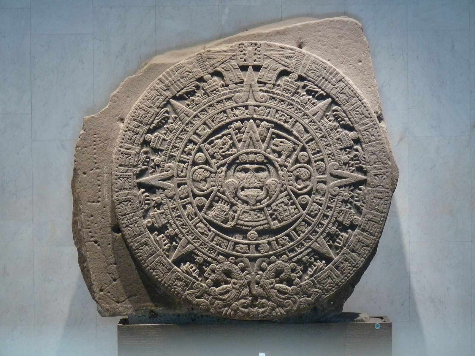 La Pierre du Soleil aztèque, le grand monolithe calendaire des Mexicas, au musée d'anthropologie de Mexico
