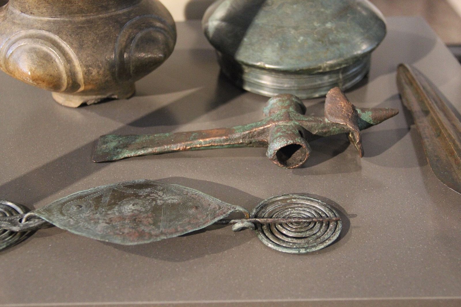 Artéfacts de l'âge du bronze au Neues Museum de Berlin — armes et outils