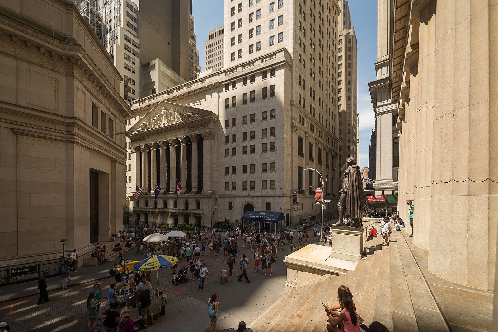 La Bourse de New York à Wall Street, avec le Federal Hall au premier plan