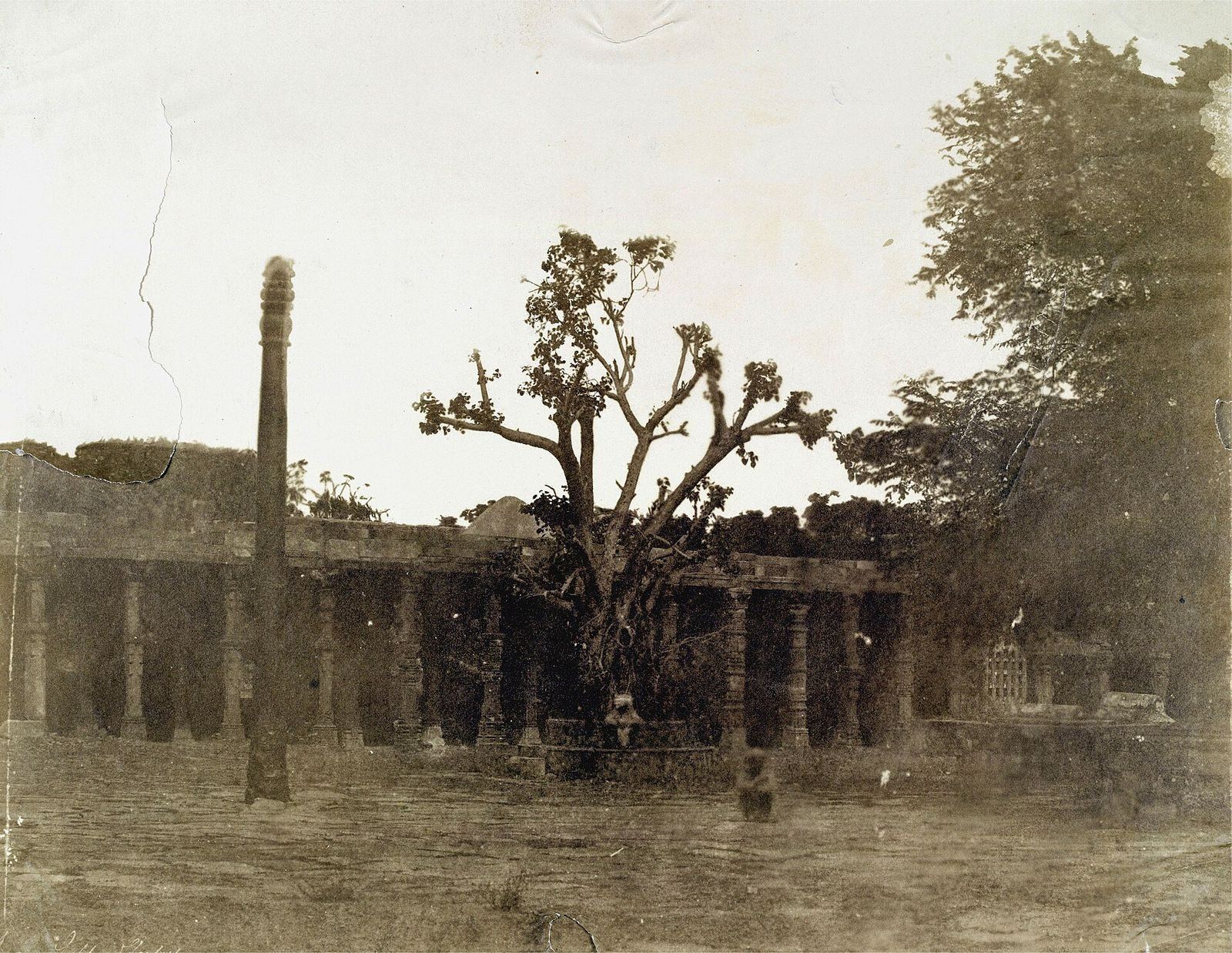 Le pilier de fer de Delhi photographié en 1858 — érigé sous l'empereur gupta Chandragupta II vers 400