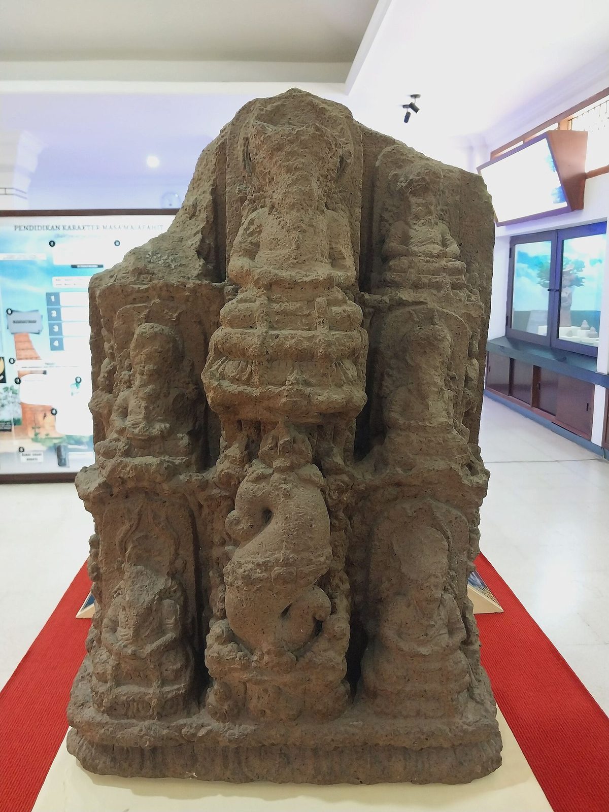 Statue de pierre des Saptaresi au musée de Trowulan — sculpture de l'empire Majapahit, XIVᵉ siècle