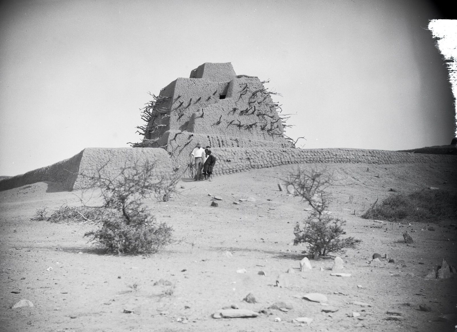 Le tombeau des Askia à Gao, au Mali, vu du ciel en 1930–31 — la tombe pyramidale de l'empereur songhaï Askia Mohammed