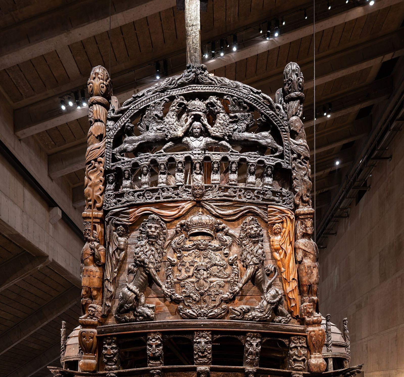 La poupe du navire de guerre Vasa au musée Vasa de Stockholm — le grand navire du siècle d'or de la Suède, 1628