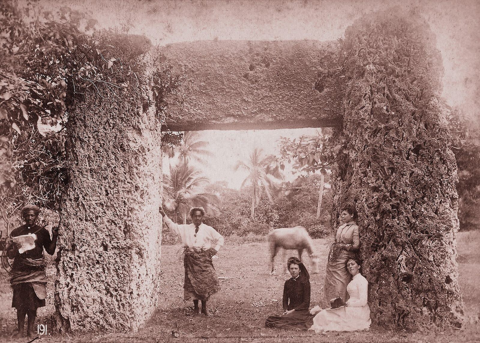 Le trilithon de Ha'amonga 'a Maui à Mu'a, aux Tonga, photographié vers 1880–1889 — le monument de pierre de l'empire tongien