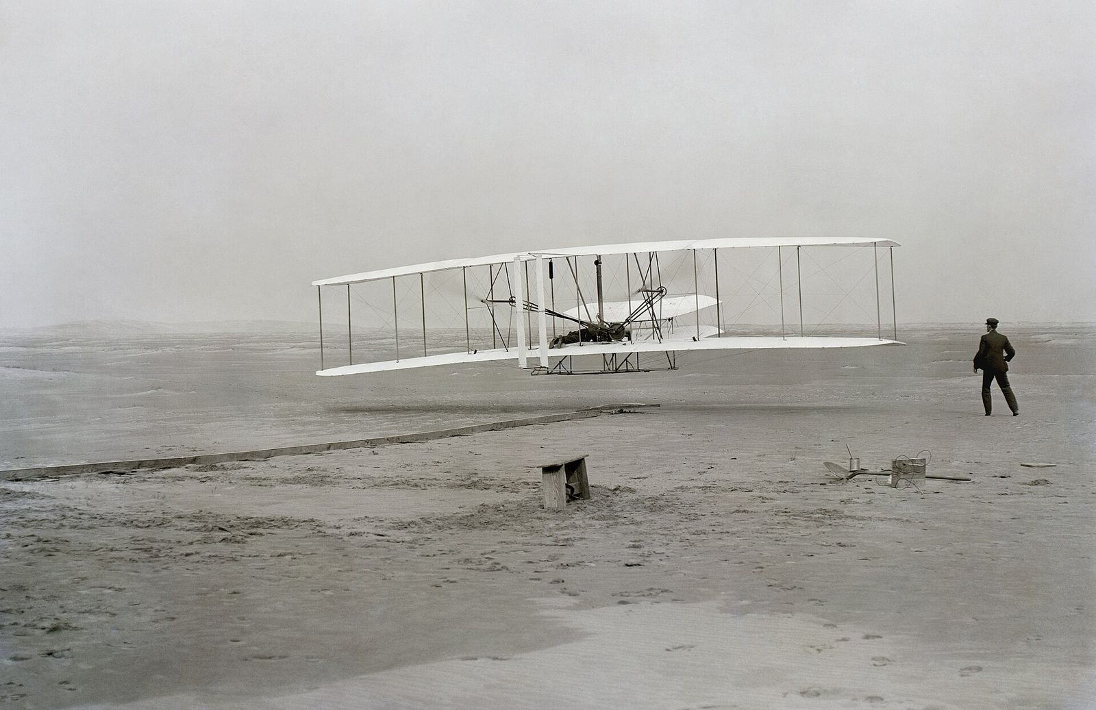 Le Wright Flyer s'envolant à Kitty Hawk, Caroline du Nord, le 17 décembre 1903