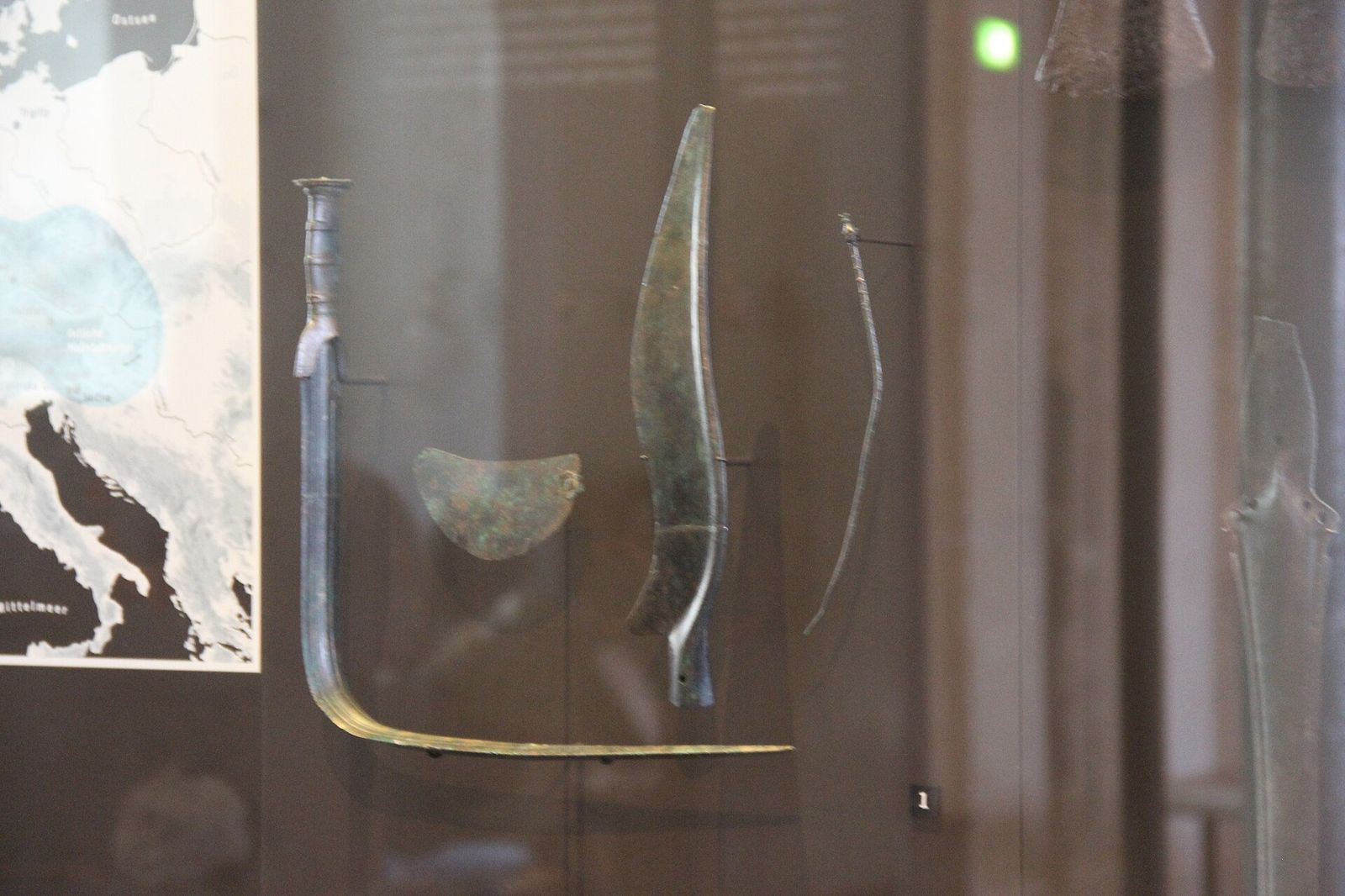 Une épée de l'âge du fer rituellement pliée, au Neues Museum de Berlin