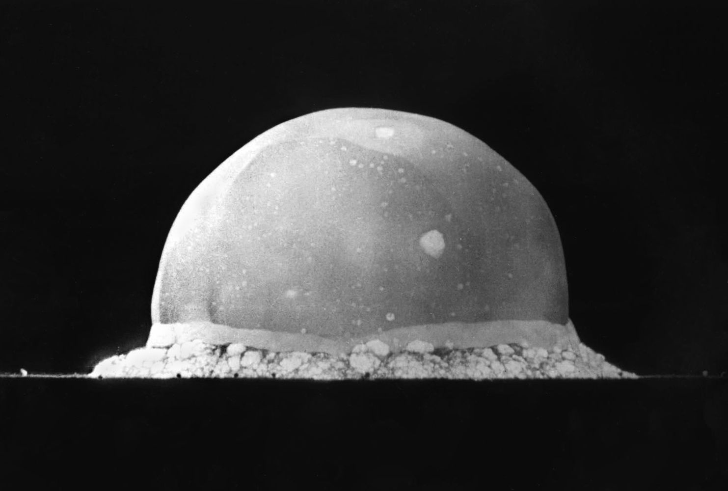 La boule de feu de l'essai Trinity 16 millisecondes après la détonation, 16 juillet 1945