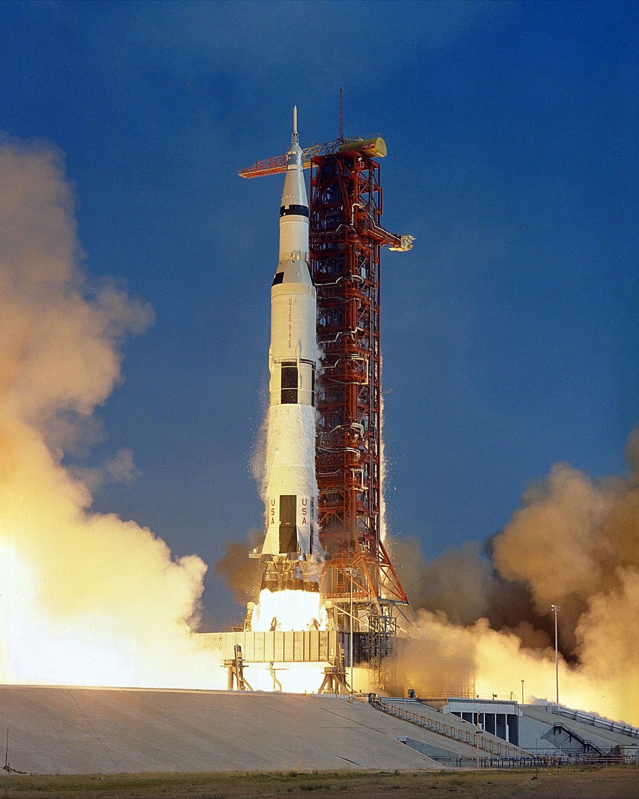 La Saturn V d'Apollo 11 s'élançant du centre spatial Kennedy, le 16 juillet 1969