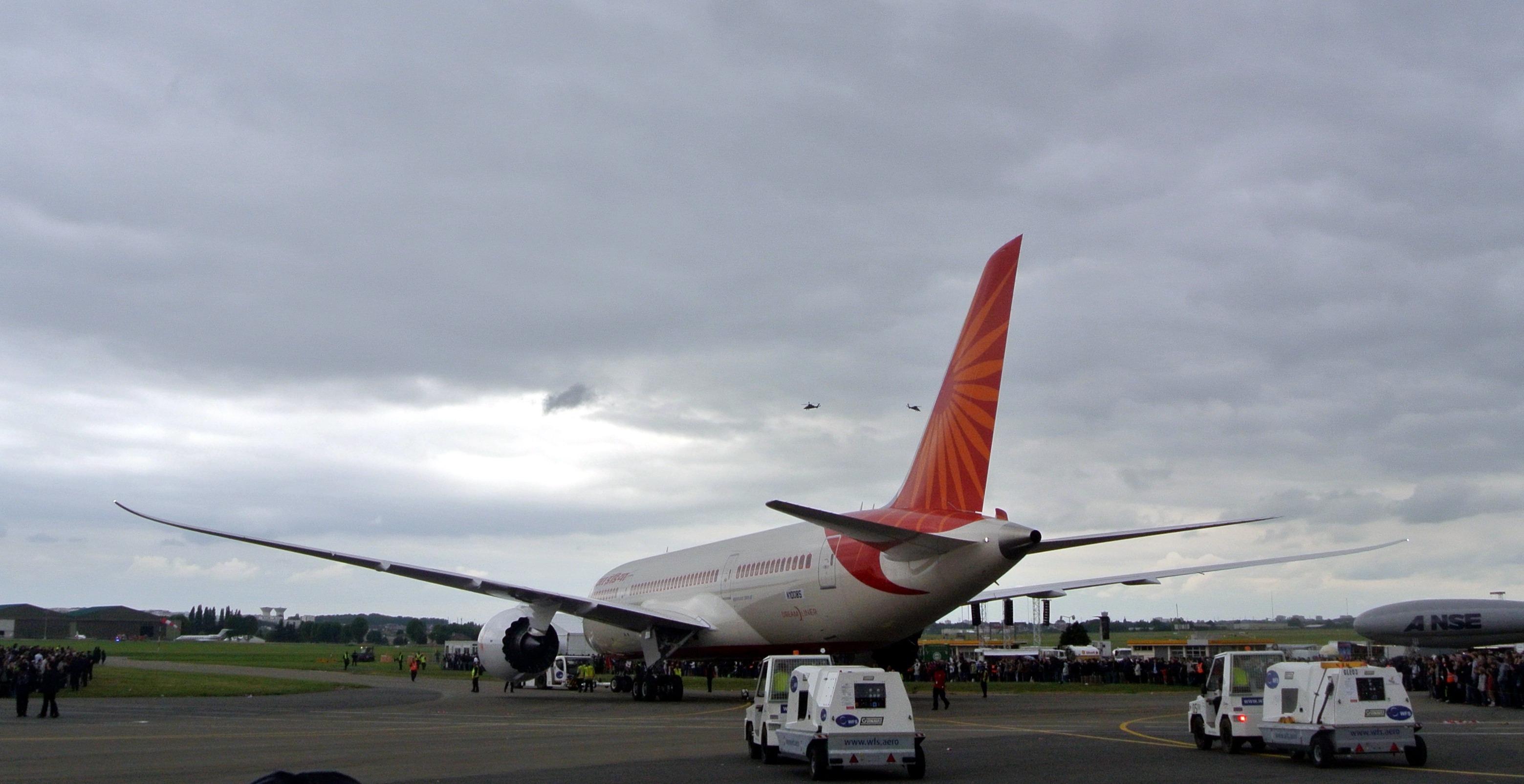 Un Boeing 787-8 Dreamliner d'Air India sur le tarmac, remorqué vers la piste