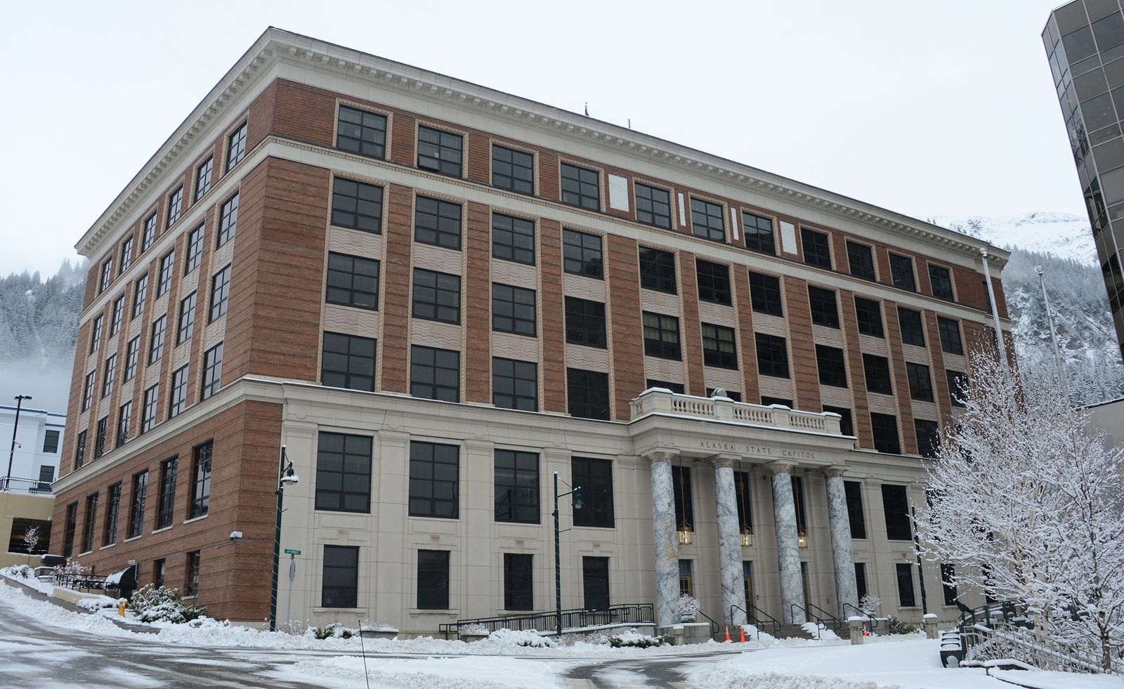 Le Capitole de l'Alaska à Juneau sous la neige, où se joue la bataille du scrutin autour des deux Dan Sullivan