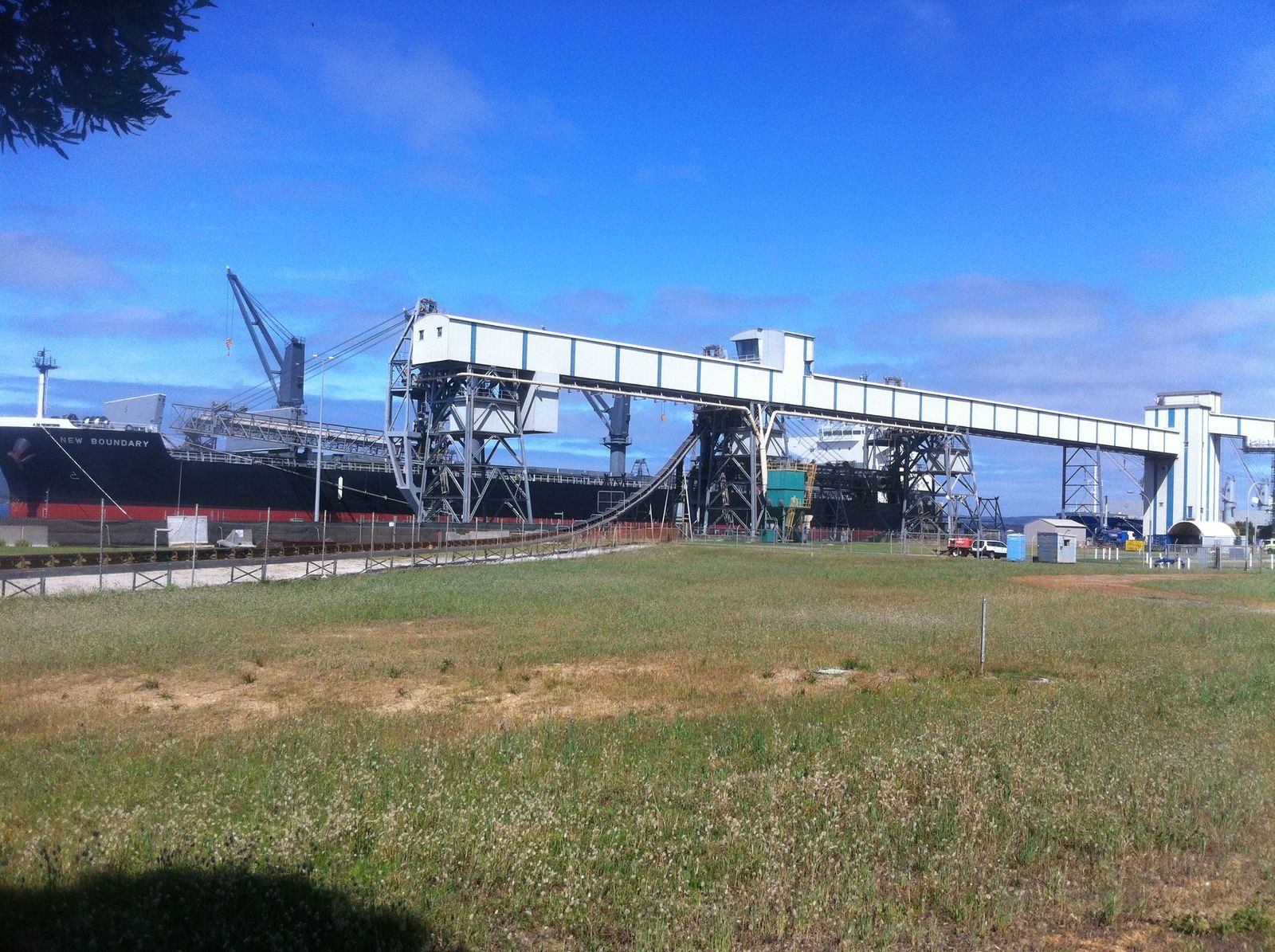 Un vraquier chargé de grain dans un terminal portuaire