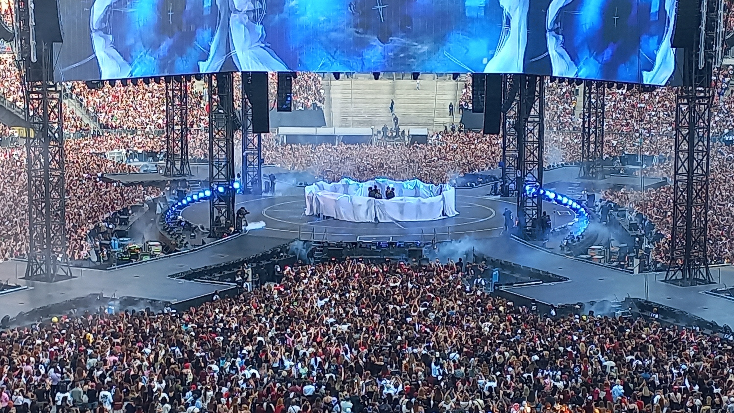 BTS interprète son single phare « Swim » lors de l'Arirang World Tour dans un stade parisien bondé, le 17 juillet 2026, devant une mer de fans
