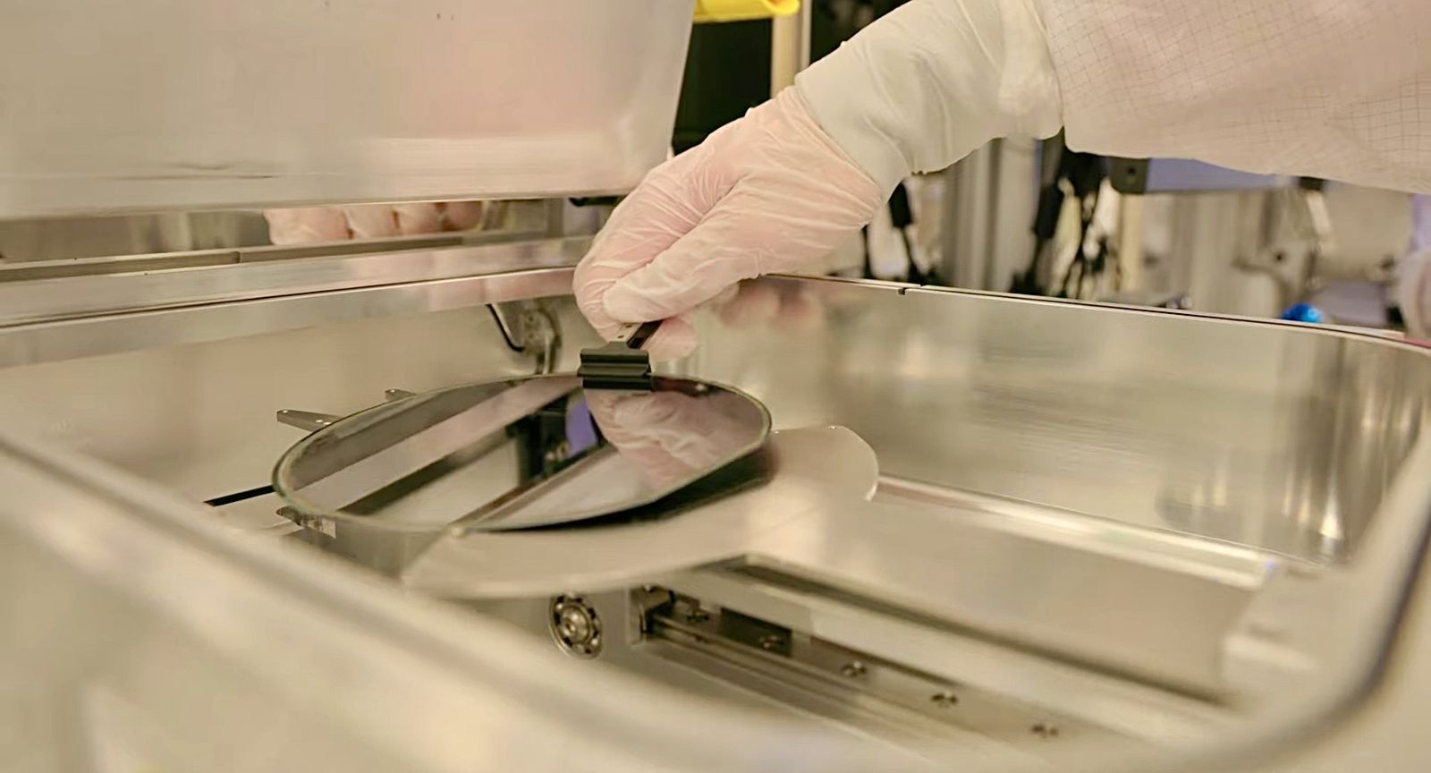 Une plaquette de semi-conducteur manipulée dans une usine de fabrication