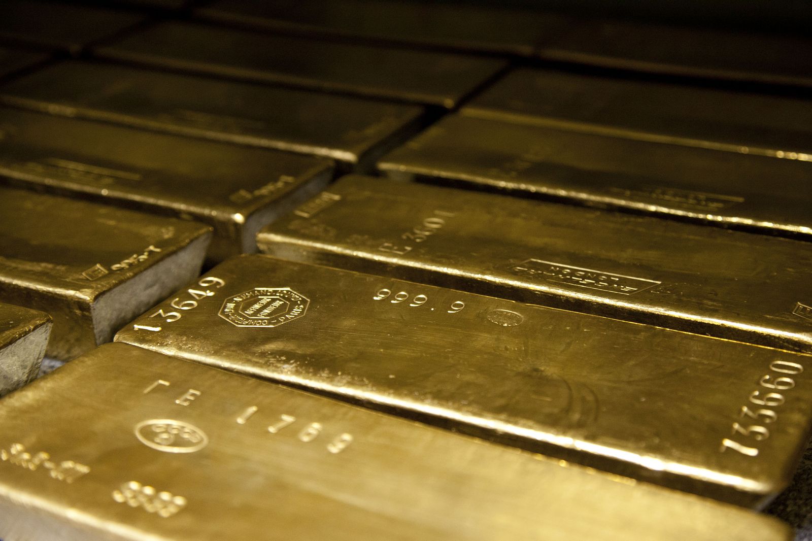 Billets de dollar et lingots d'or — les rails de règlement parallèles