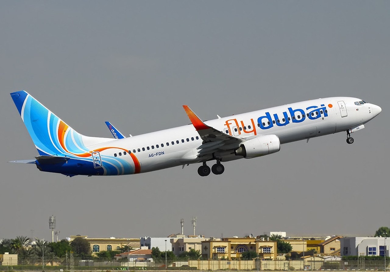 Un Boeing 737 de FlyDubai sur le tarmac d'un aéroport