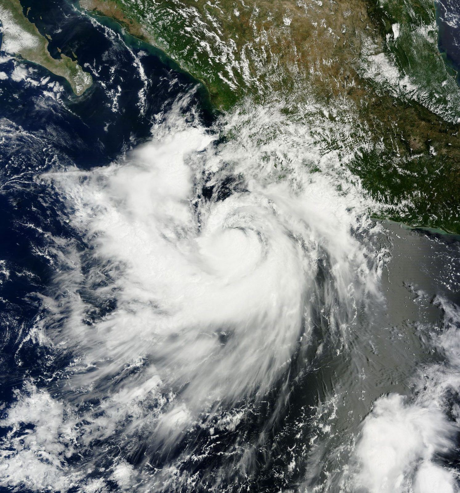 L'ouragan Polo vu depuis l'espace au-dessus du Pacifique