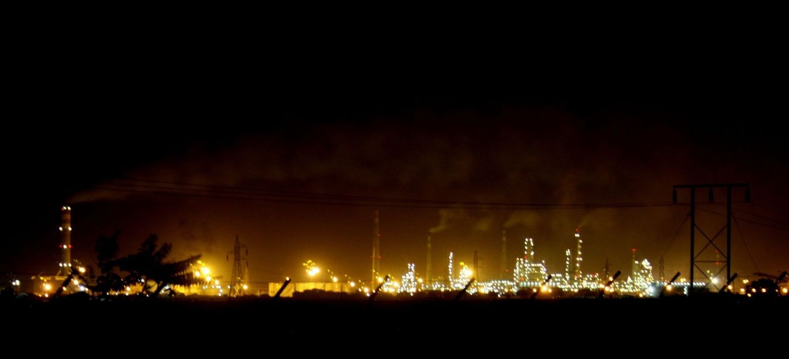 Des drones ukrainiens mettent le terminal pétrolier de Saint-Pétersbourg en feu dans l'une des plus grandes attaques de la guerre