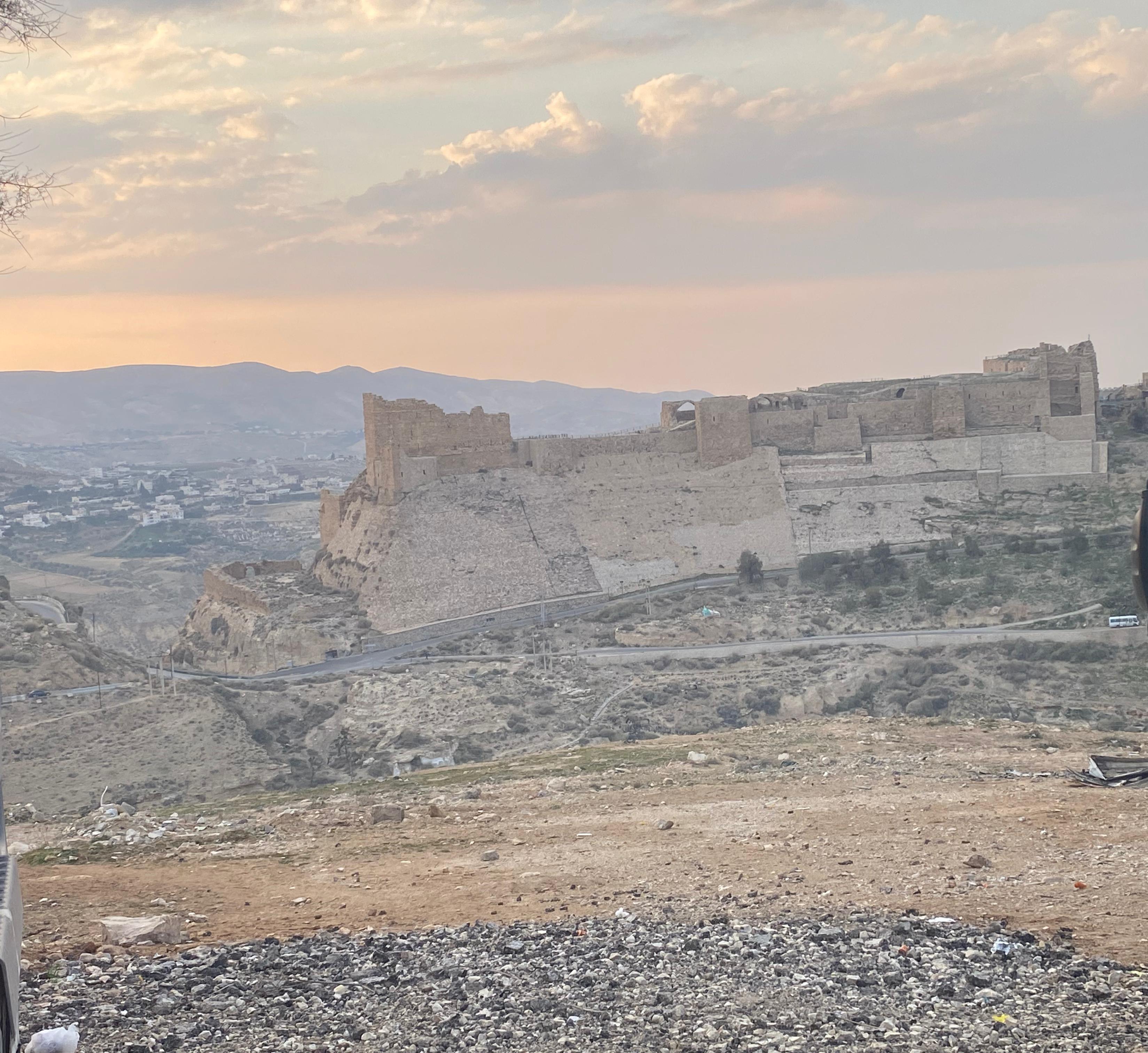 Le château croisé de Karak dominant la ville du sud jordanien, dans le gouvernorat où des hommes armés ont attaqué des funérailles dans une église (photo d’archive)