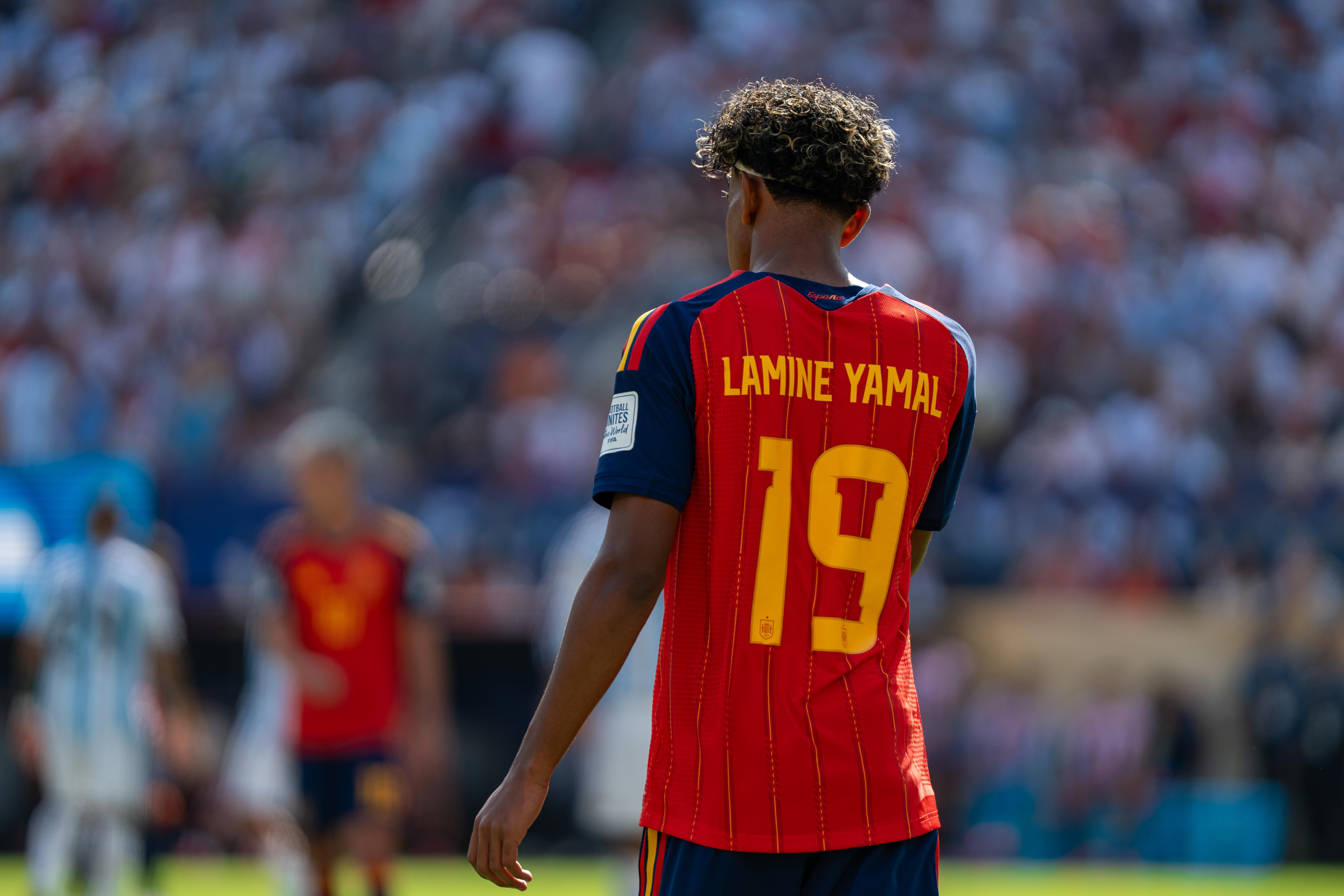 Lamine Yamal sous le maillot rouge numéro 19 de l'Espagne lors d'un match international — l'ailier du Barça a condamné les chants islamophobes qui ont valu à la fédération espagnole une amende de la FIFA
