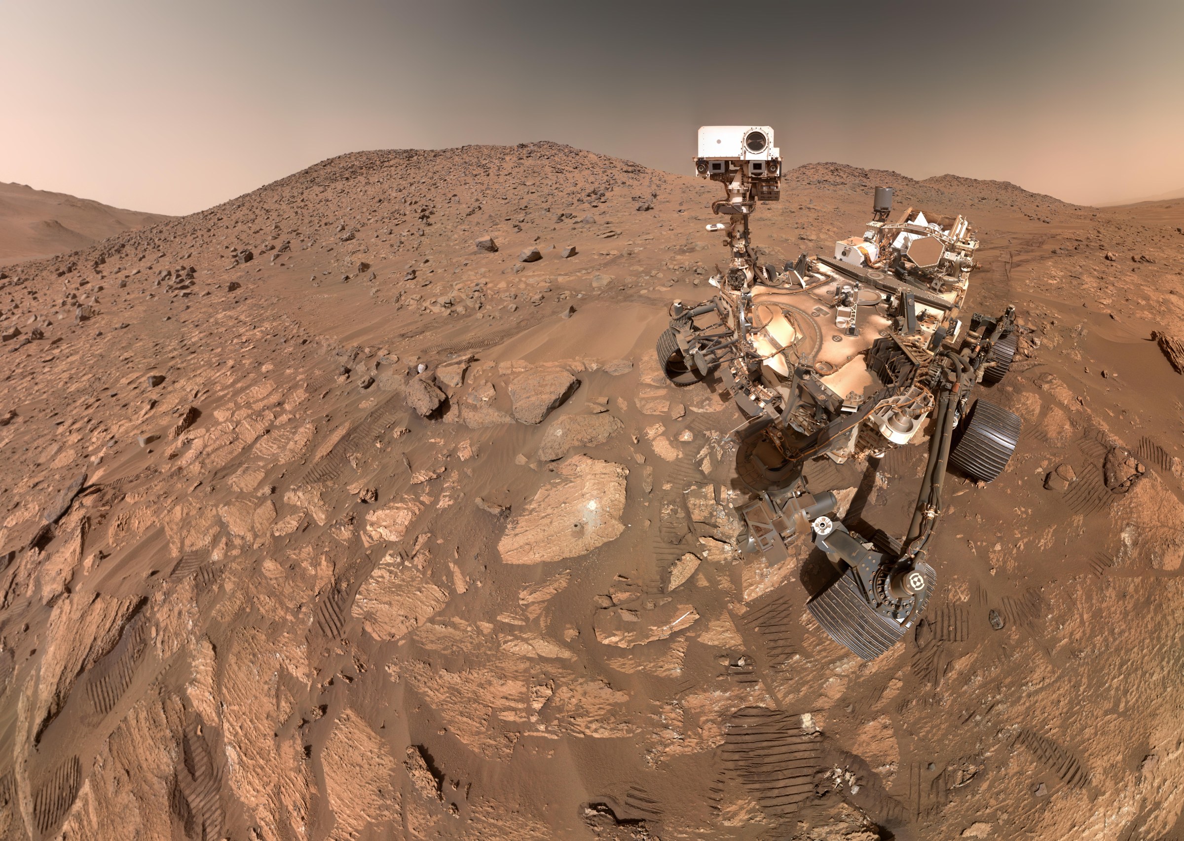 Le rover Perseverance de la NASA prend un selfie près de la roche Cheyava Falls dans le cratère Jezero, sur Mars