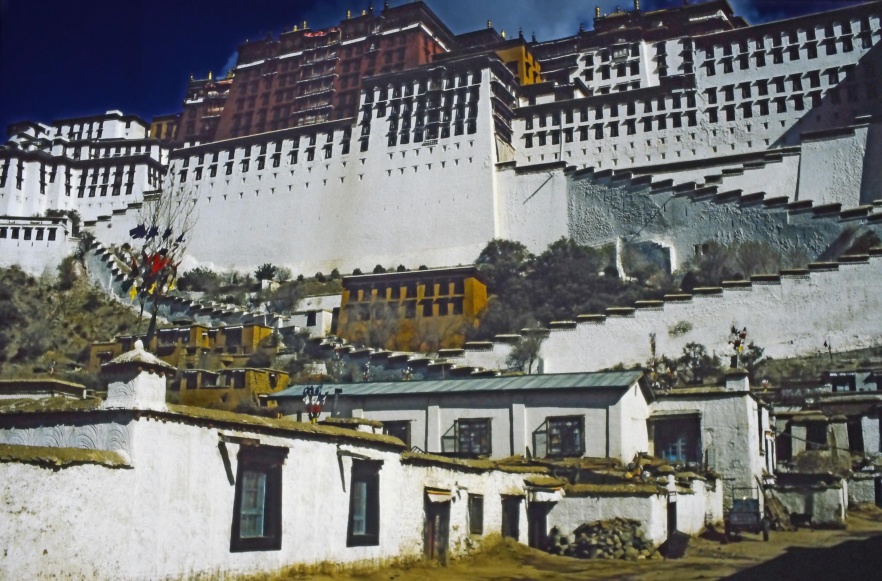 Le palais du Potala à Lhassa, au Tibet — siège historique des dalaï-lamas et symbole durable de l’identité tibétaine