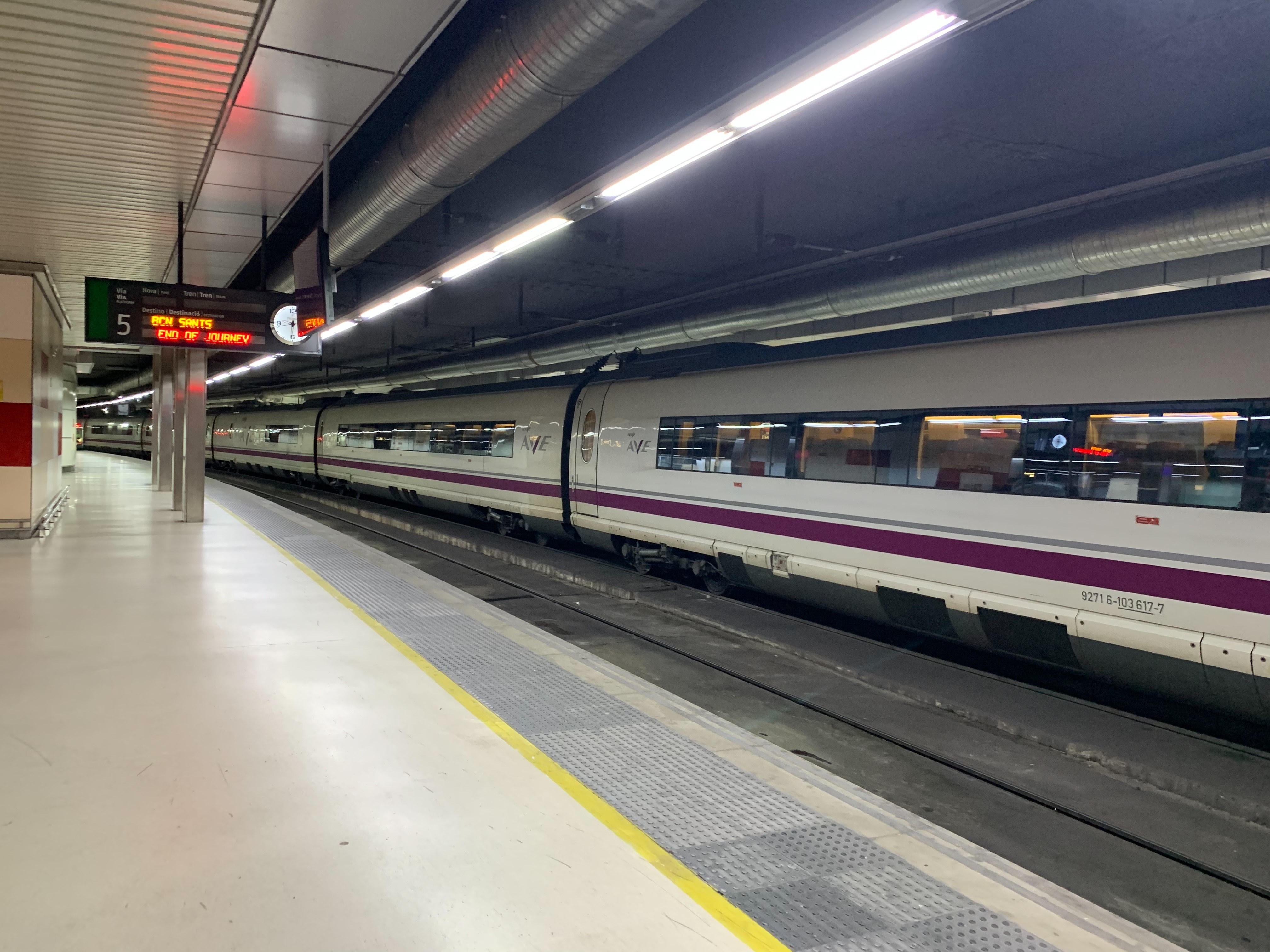A Renfe AVE S103 high-speed train; the same AVE fleet whose train was manually authorised to move against a red signal before striking a stationary Iryo near Urda, in Toledo province, on 28 October 2026