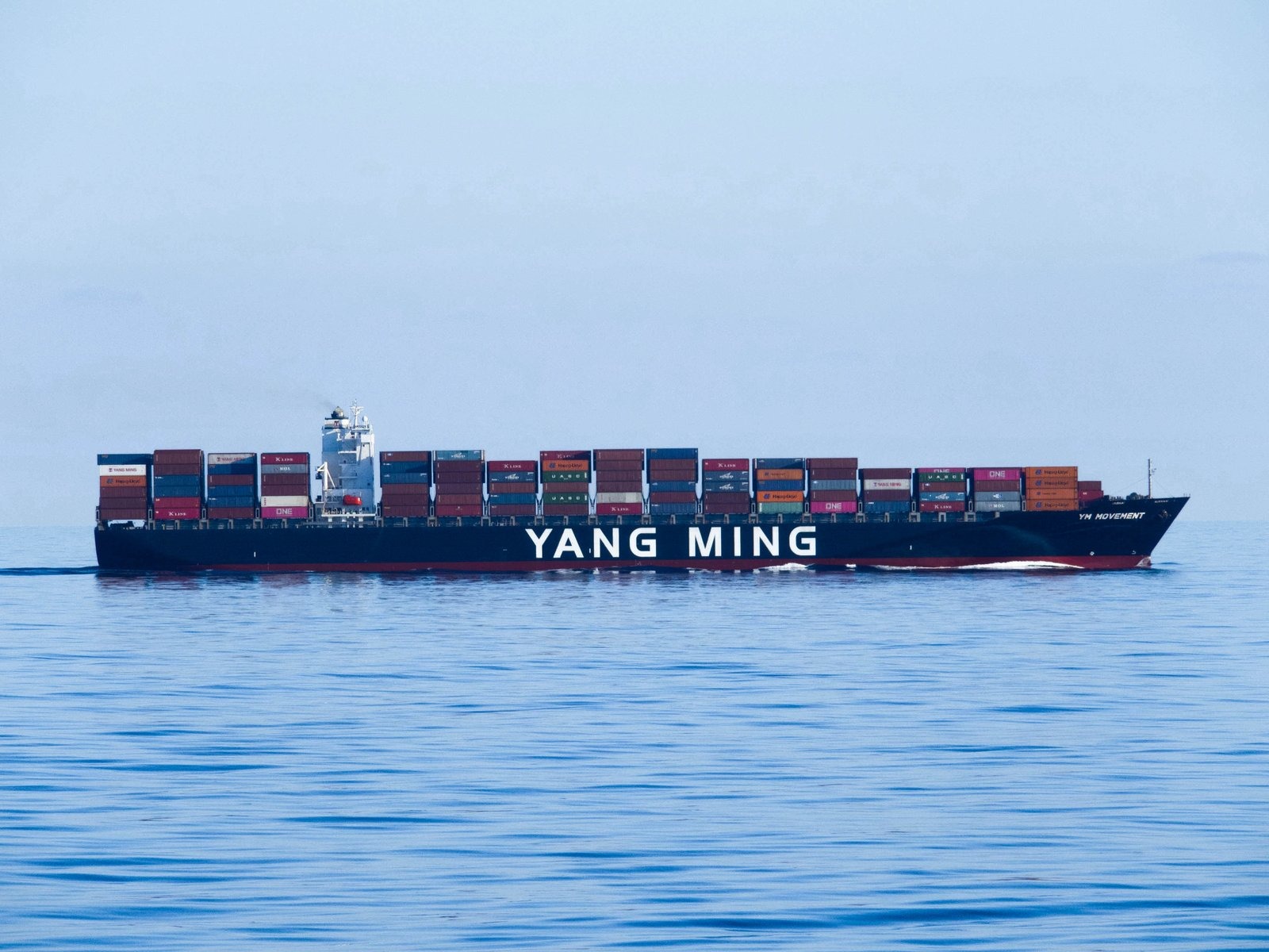 Un porte-conteneurs en transit dans le canal de Suez