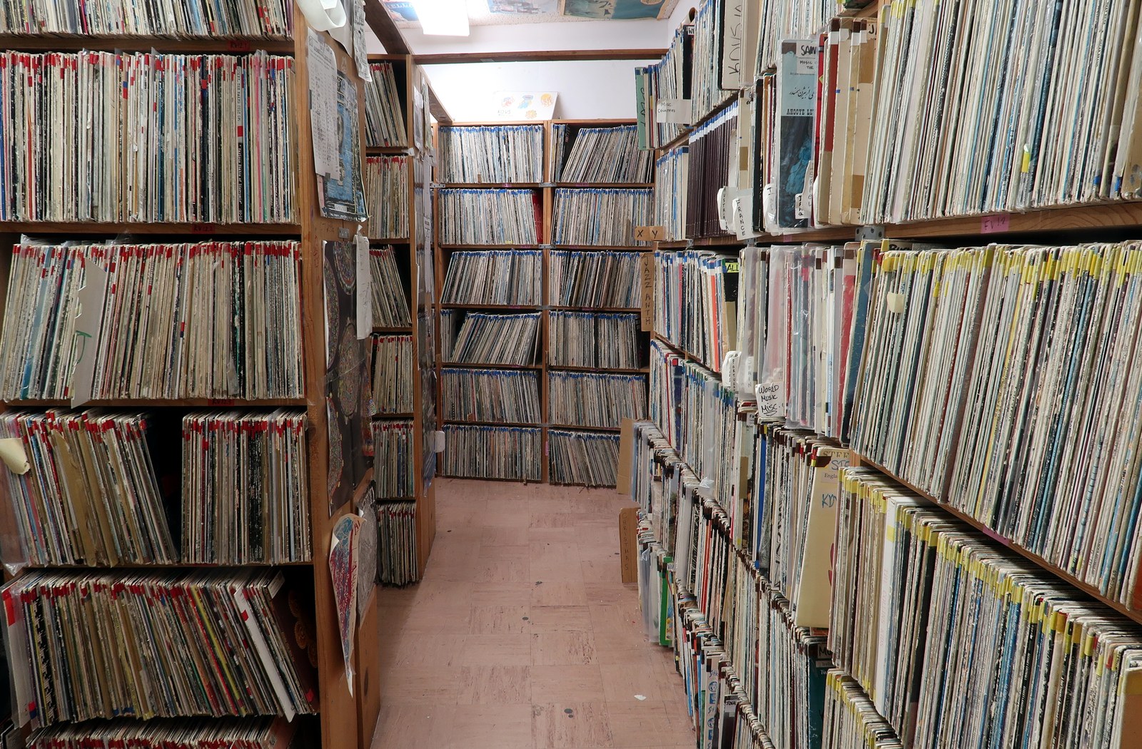 Le chasseur de vinyles d'Abidjan : Cédric Kouamé veut sauver la mémoire musicale de la Côte d'Ivoire