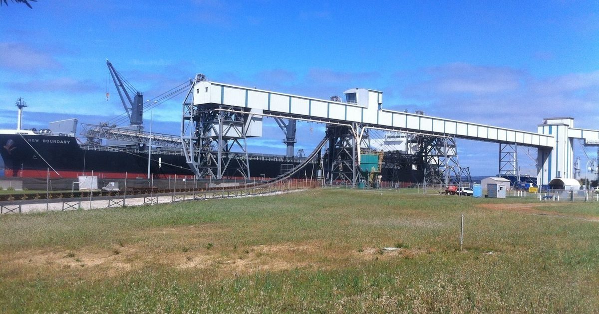 La Turquie avertit que la Russie et l'Ukraine verrouillent leurs positions en mer Noire avant l'hiver, et le transport des céréales en paie le prix
